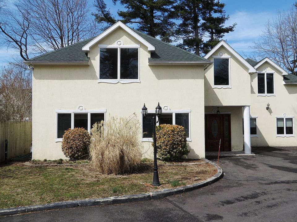 A Gem, Privately Situated on Cul-de-Sac in Town Center