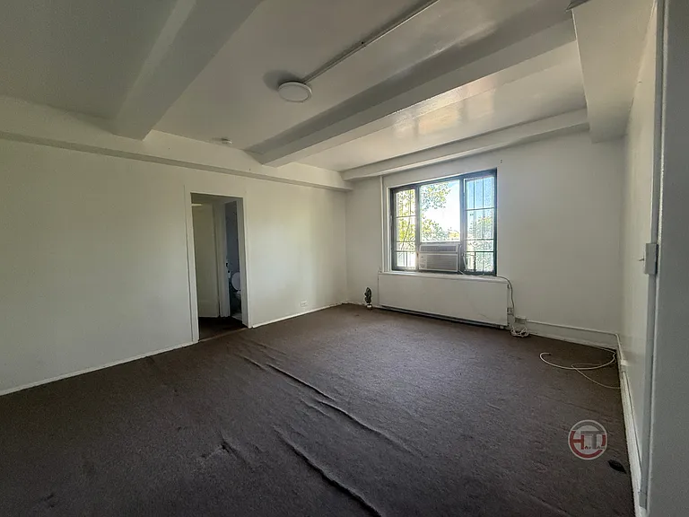 1935 McGraw Ave #2G — Photo 4