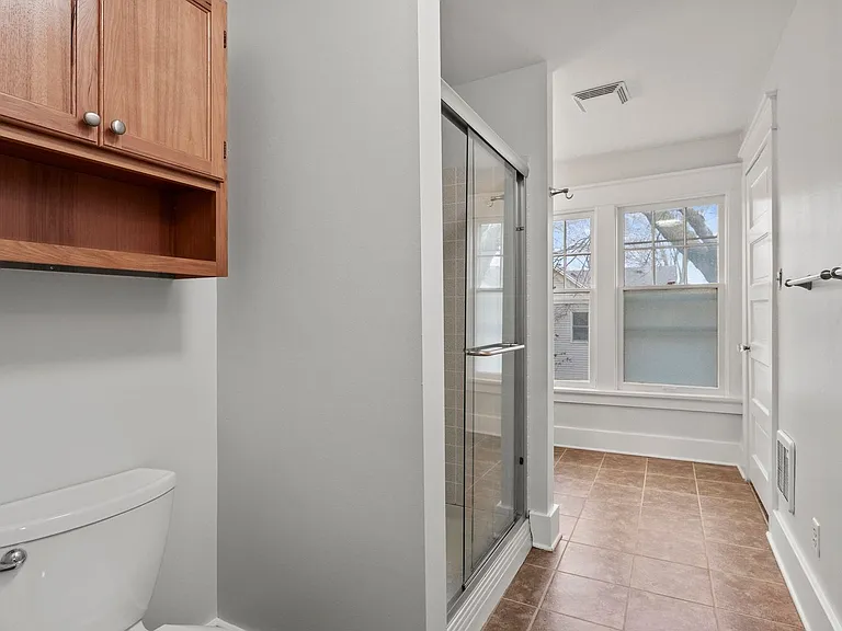 1213 W Jefferson Blvd — Photo 25