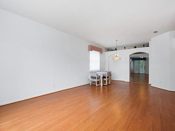 5th image of 704 Carrigan Woods Trl