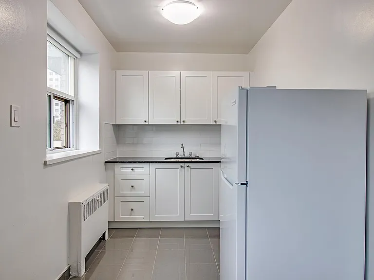 222 Wellesley St E — Photo 4