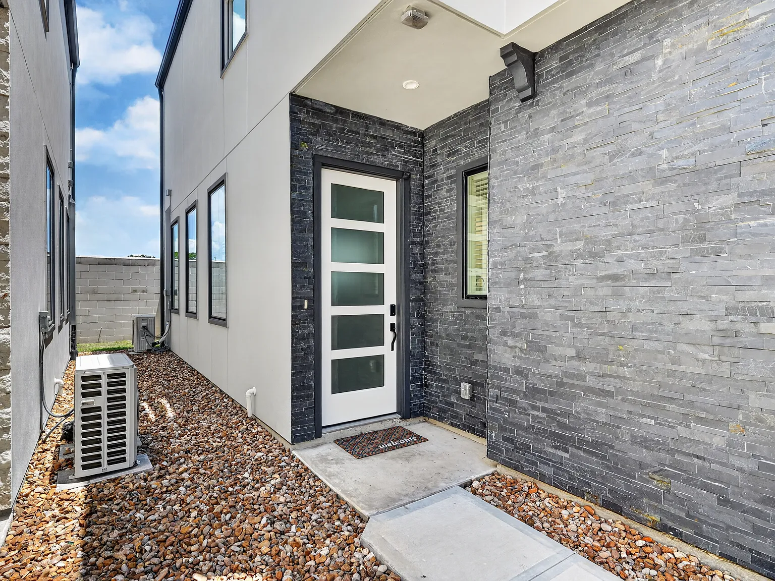 3 bed, 2.5 bath, 2294 sqft, $5,750 — Photo 3