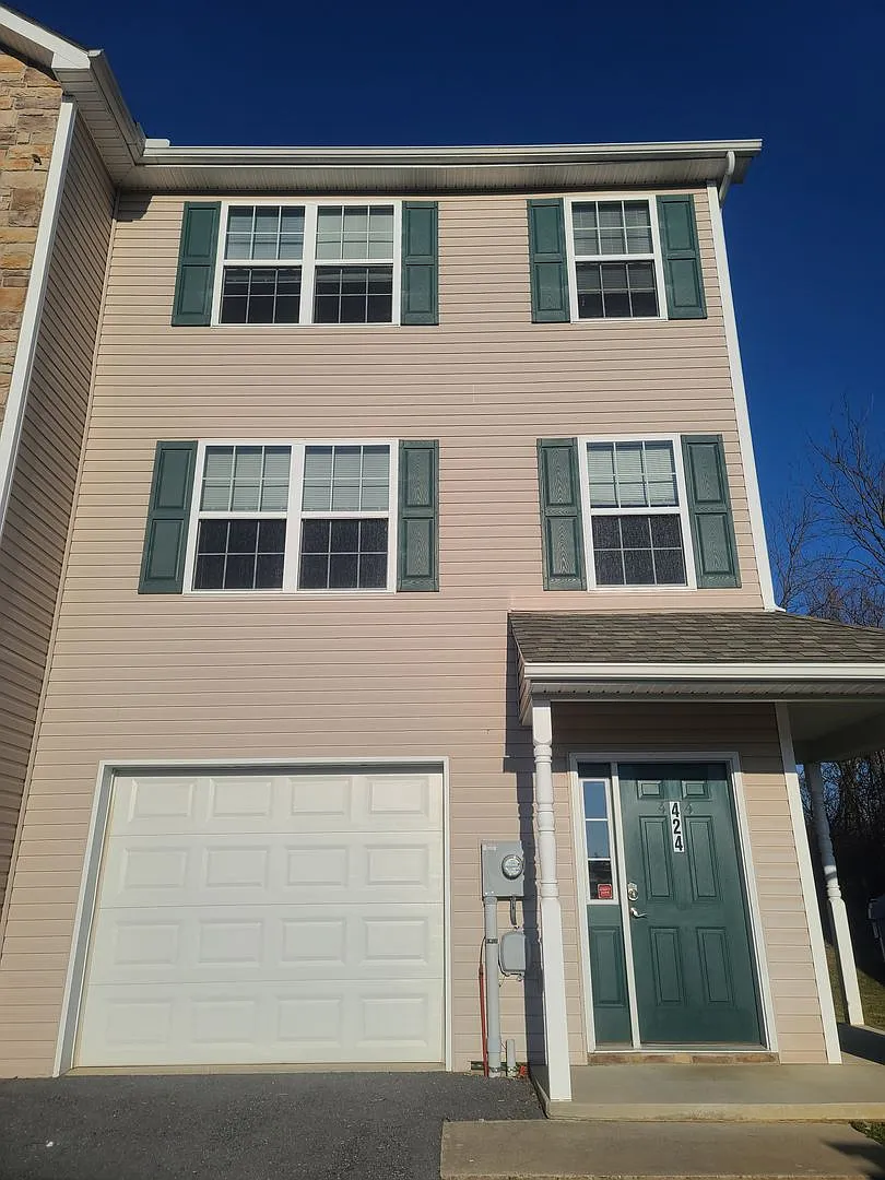 3 Bedroom 2 1/2 bath ** End Unit** Townhome for Rent in Waynesboro — Photo 1