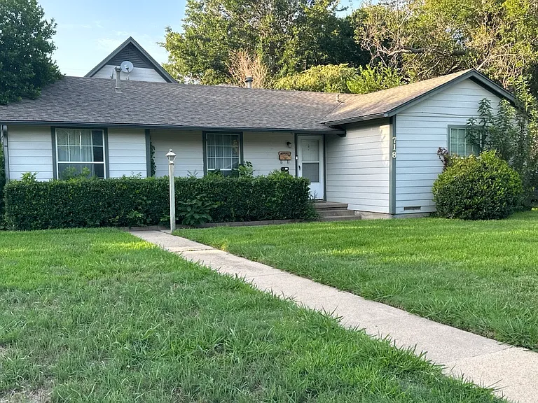 718 Crescent St — Photo 11