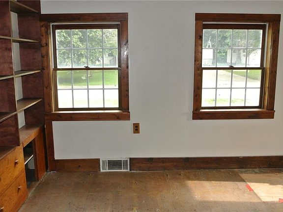 2nd image of 130 Erie St