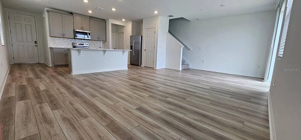 3 bed, 2.5 bath, 1566 sqft, $2,400 — Photo 2