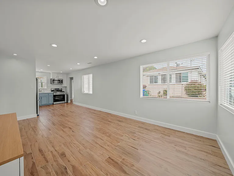 6364 Osler St — Photo 7