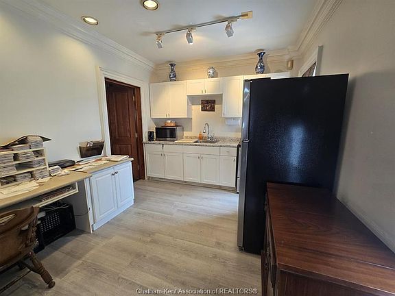 5th image of 257 Saint Clair St