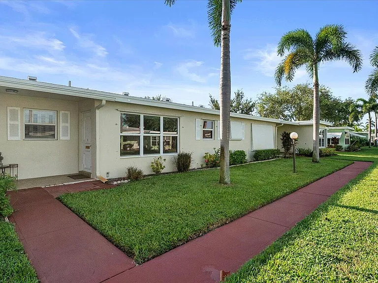 220 Country Ln #B — Photo 1