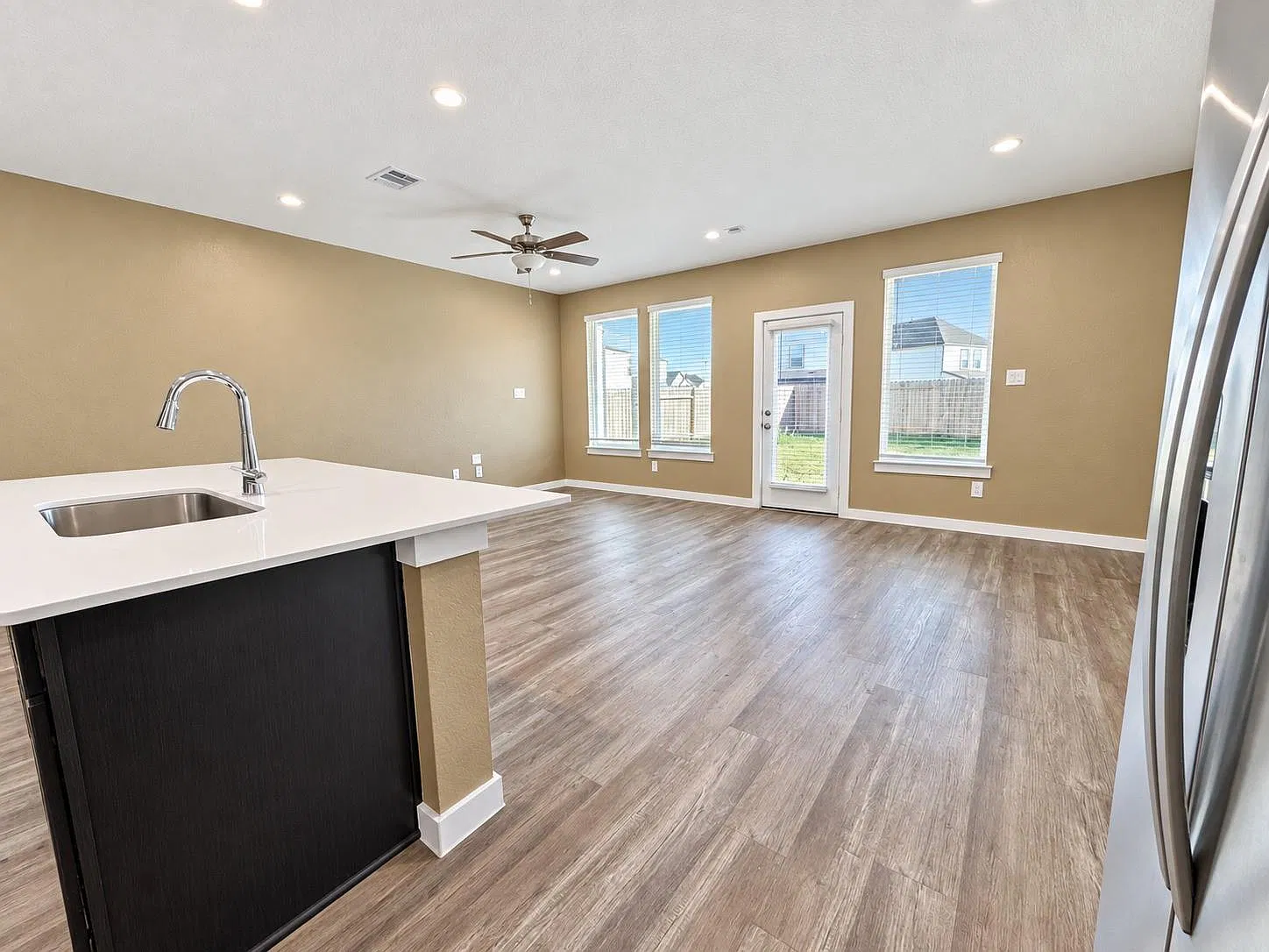 3 bed, 2.5 bath, 2115 sqft, $2,400 — Photo 4