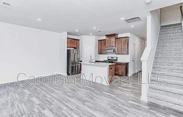 225 Telford Dr — Photo 4