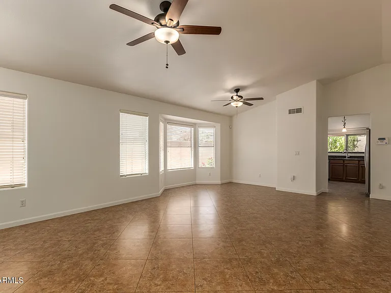 4634 E Grovers Ave — Photo 4