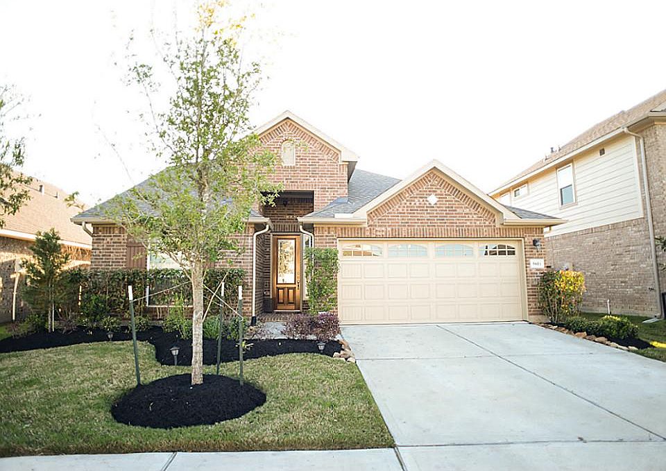 Great curb appeal on a quiet cul-de-sac. Home equipped with Omni security system and additional came