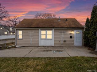 23462 Carlisle Ave, Hazel Park, MI 48030