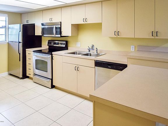 3rd image of 1020 Pine Tree Dr #8