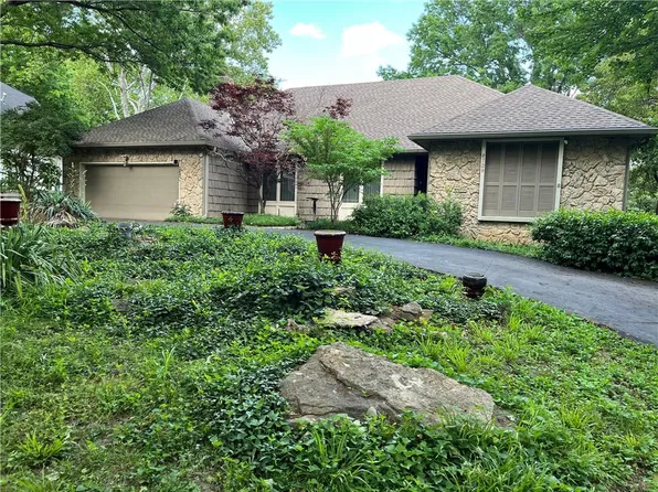 8729 Rosewood Dr, Prairie Village, KS 66207