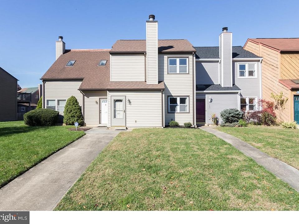 1st image of 121 E Green Valley Cir