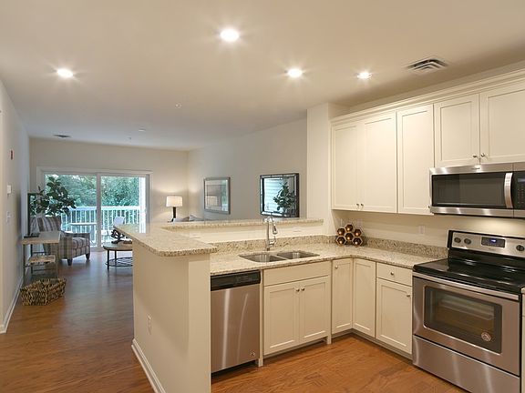 3rd image of 22 Farmstead Ln