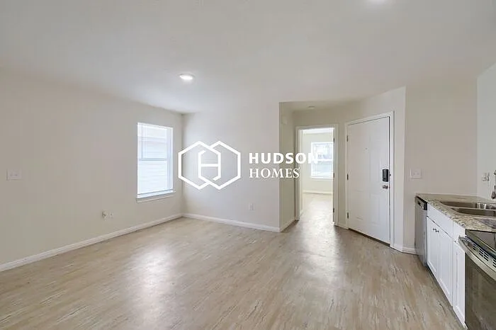 1318 Oak St — Photo 4