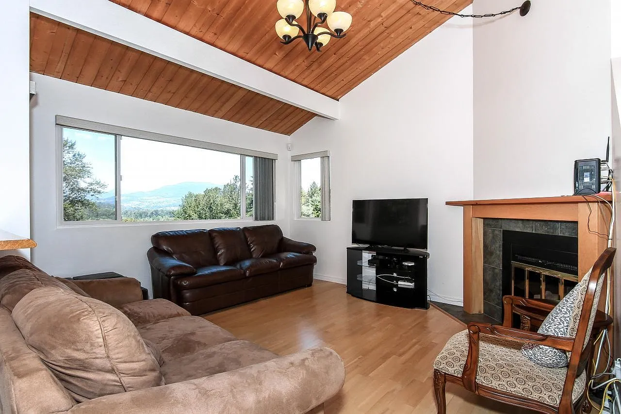 1525 Elinor Cres photo 1