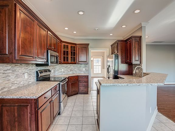 3rd image of 6641 Waterford Pl