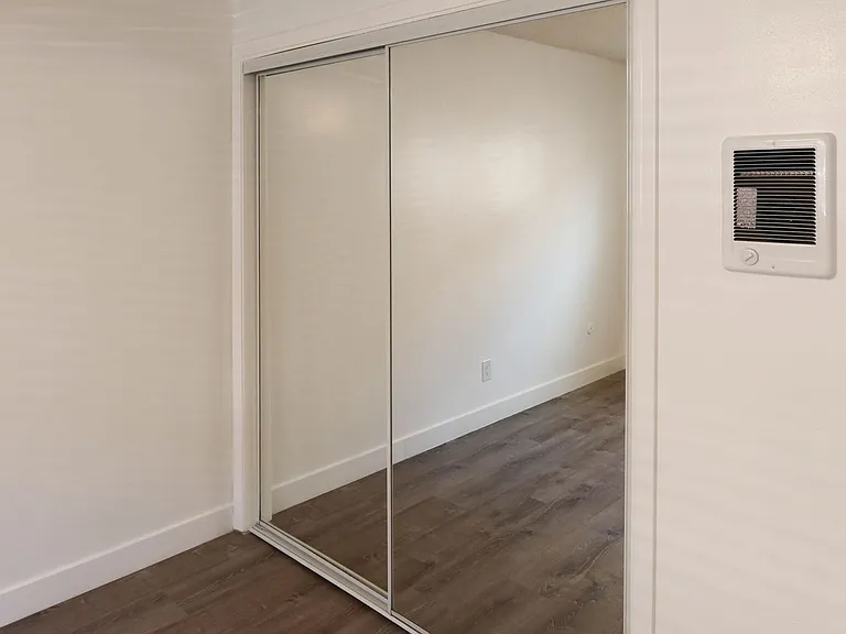 Parkway Plaza Apartments — Photo 16