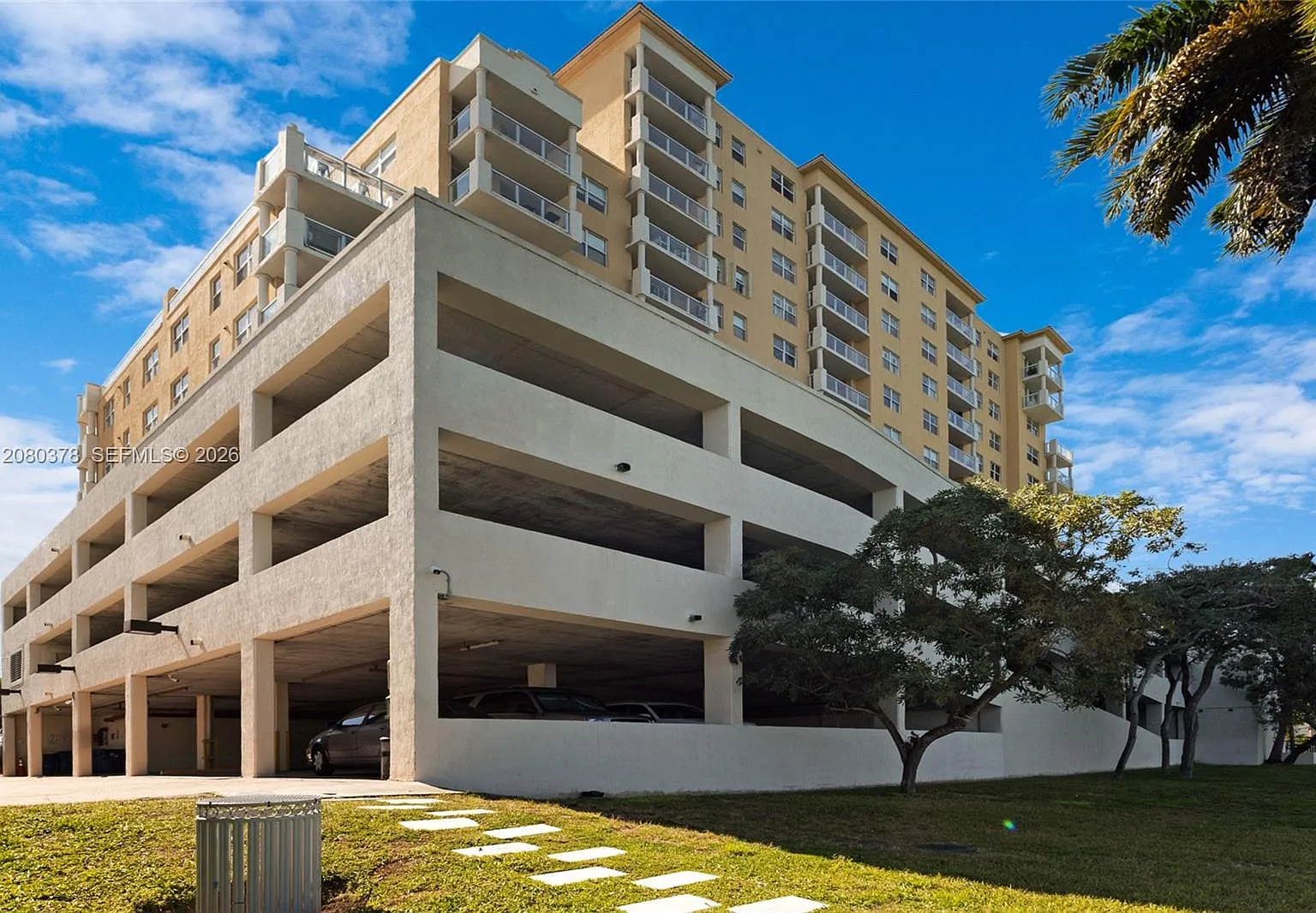 Bayview Condo At North Ba — Photo 1