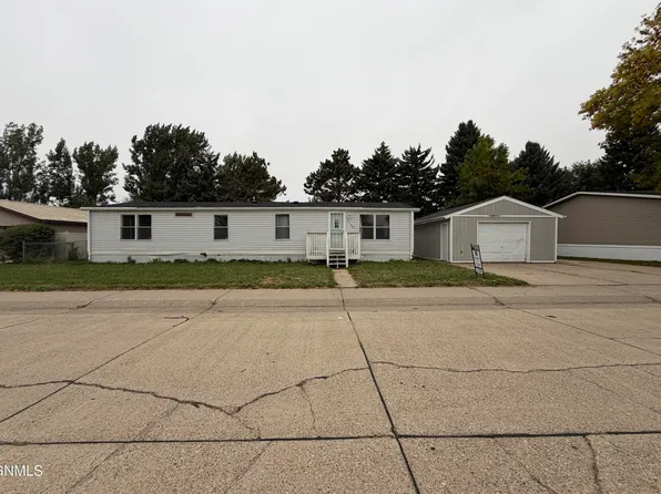 4138 S Arlington Dr, Bismarck, ND 58503