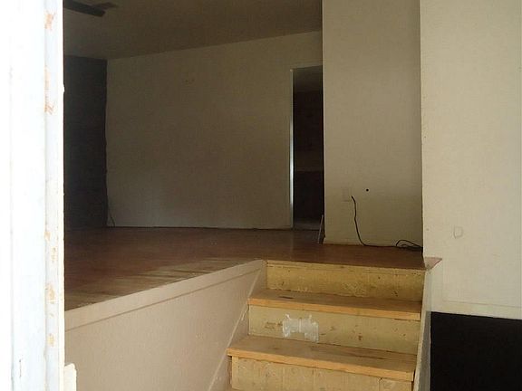 5th image of 310 Bluebird St