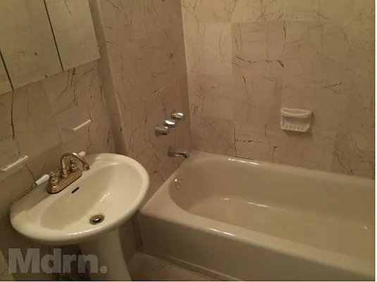 Rented by Mdrn Residential | media 25