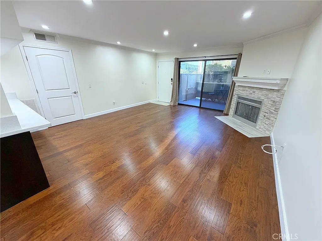 2 bed, 1005 sqft, $3,980 — Photo 2