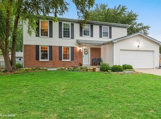 960 Sandalwood Ln, Crystal Lake, IL 60014