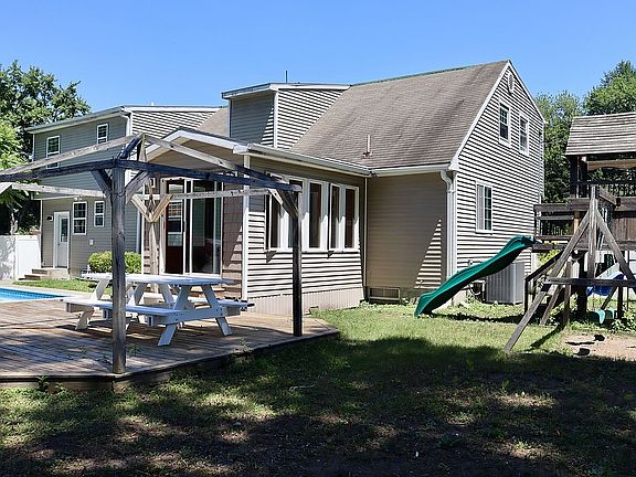 4th image of 8 Emerson Dr