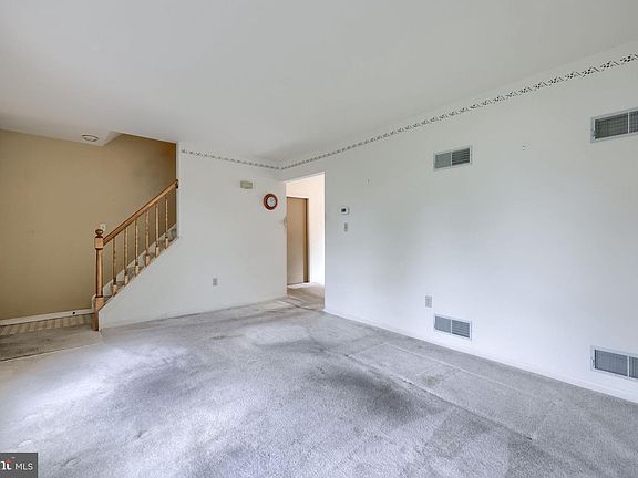 5th image of 208 Fairfax Dr