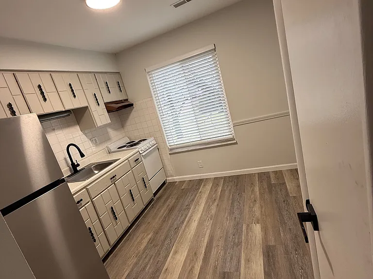 2734 Center St #D — Photo 15