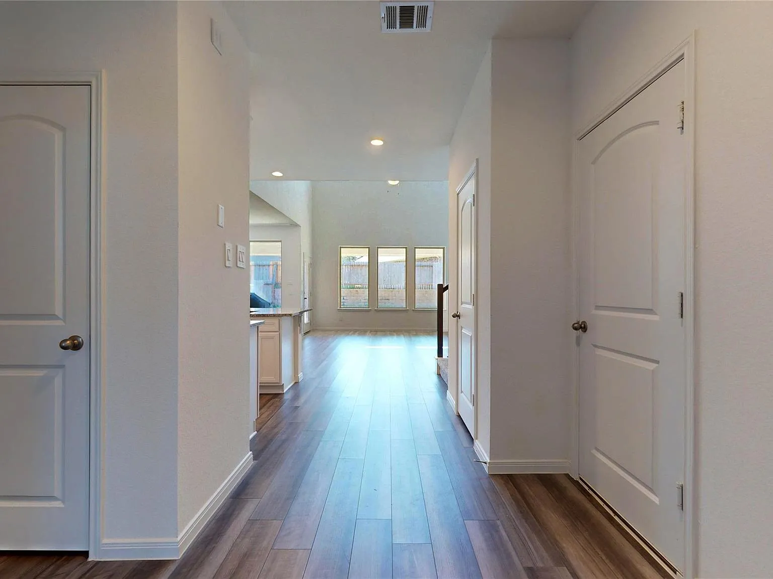 4 bed, 3.0 bath, 2404 sqft, $2,700 — Photo 4