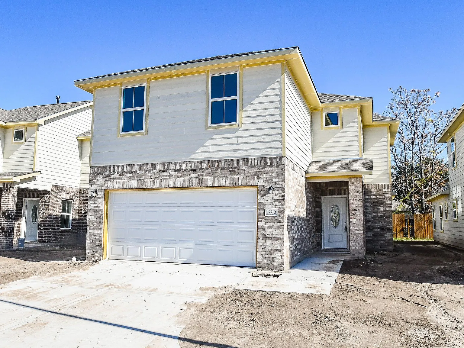 4 bed, 2.5 bath, 2037 sqft, $2,200 — Photo 2
