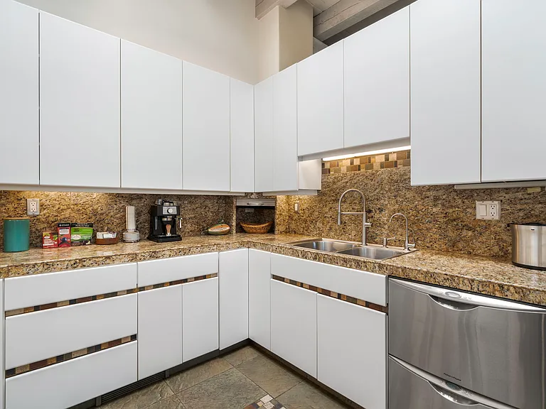 Full Kitchen / Stainless Steel Appliances
