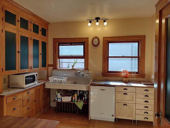 Kitchen with dishwasher