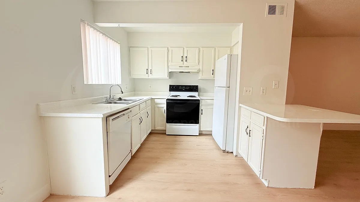 2 bed, 2.0 bath, 920 sqft, $1,349 — Photo 4