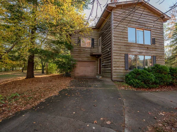 1932 Blueberry Ln, Green Bay, WI 54304
