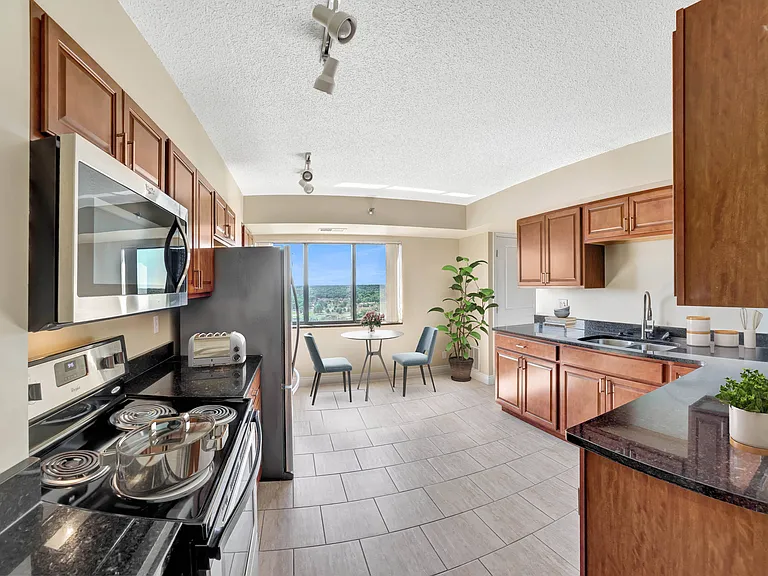 Skyrise Luxury Apartments — Photo 15