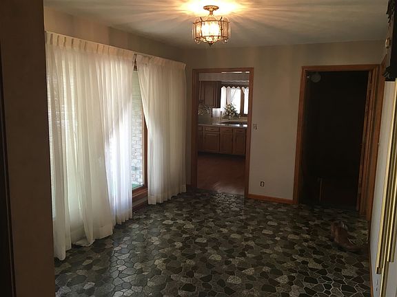 5th image of 304 N Manor Dr