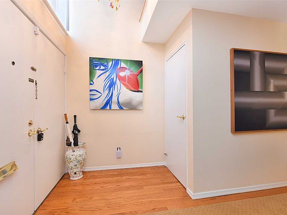 2nd image of 7 Acorn Ponds Dr