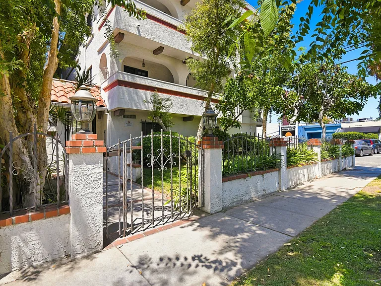 4247 Matilija Ave #102 — Photo 47