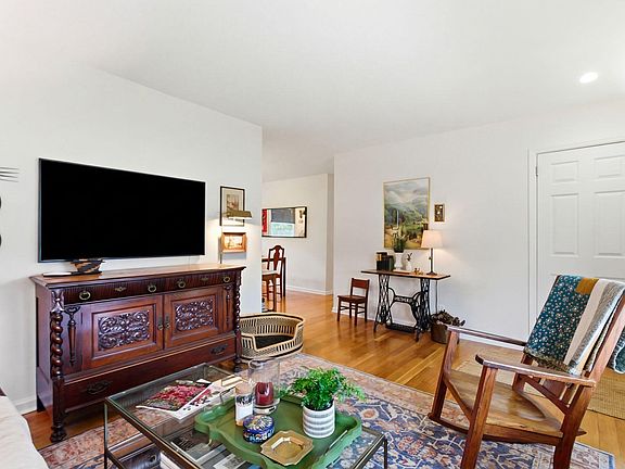 4th image of 3577 King Arthur Dr