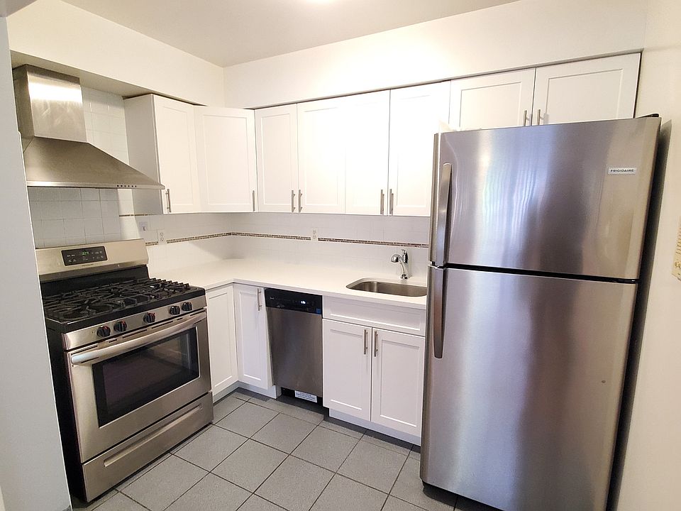 1st image of 2731 Crescent St APT 4R