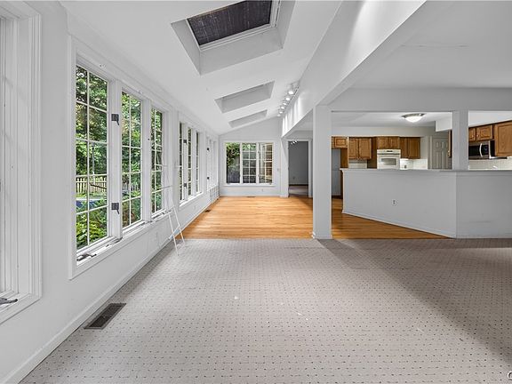 3rd image of 112 Greeley Cir