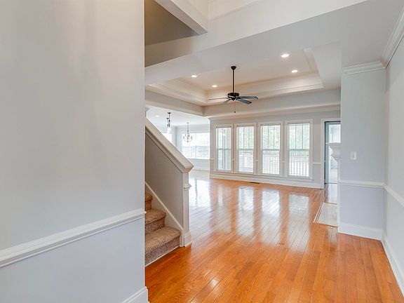 4th image of 404 Summit Hills Cir