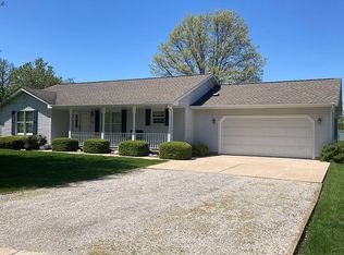 2 Andreasen Dr, Petersburg, IL 62675